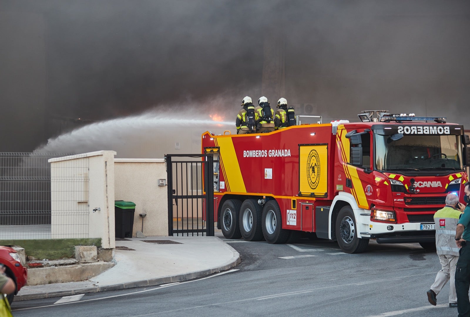 Las llamas han afectado a cuatro naves industriales