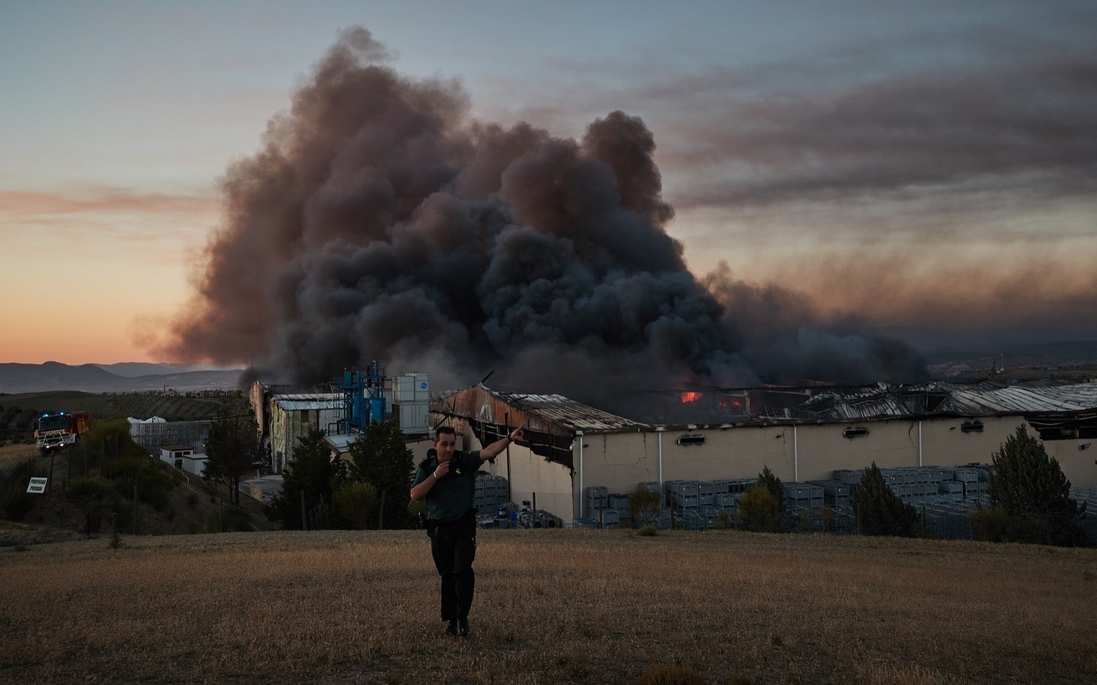 Las llamas han afectado a cuatro naves industriales