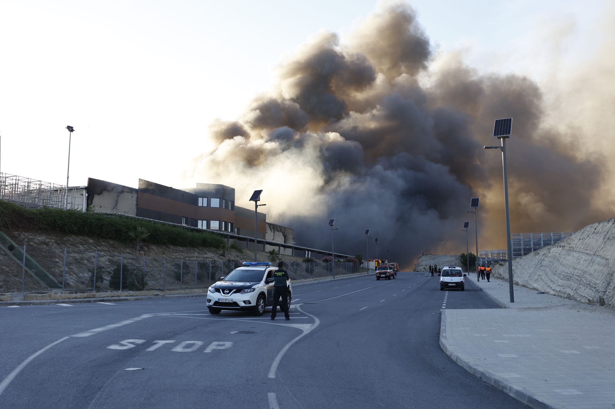 Las llamas han afectado a cuatro naves industriales