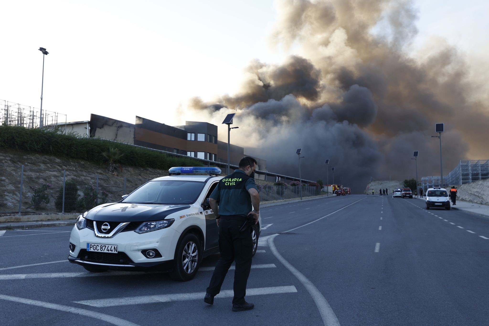 Las llamas han afectado a cuatro naves industriales