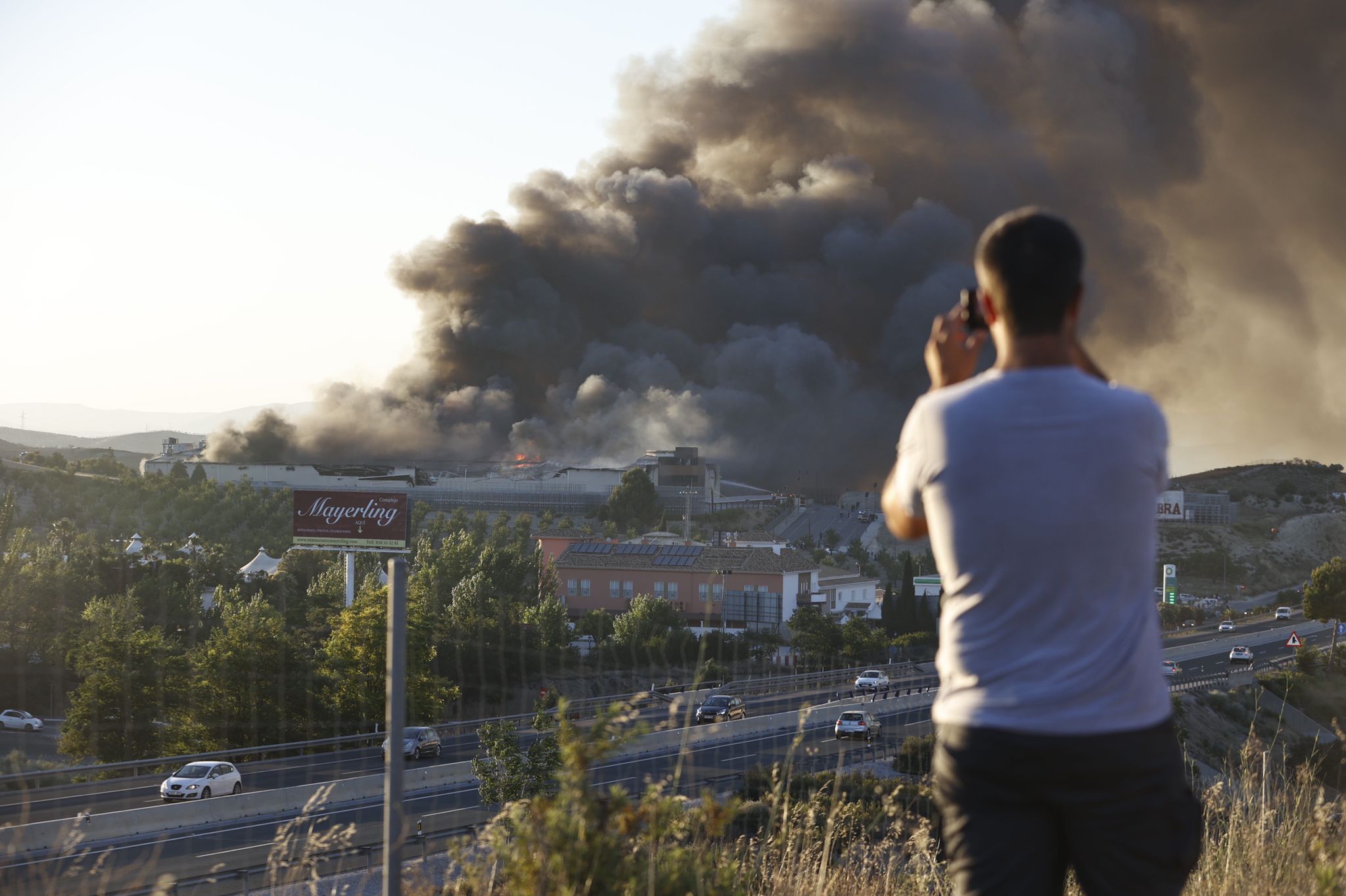Las llamas han afectado a cuatro naves industriales