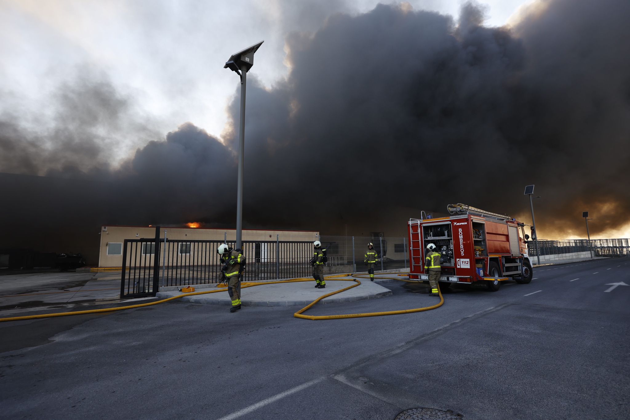 Las llamas han afectado a cuatro naves industriales