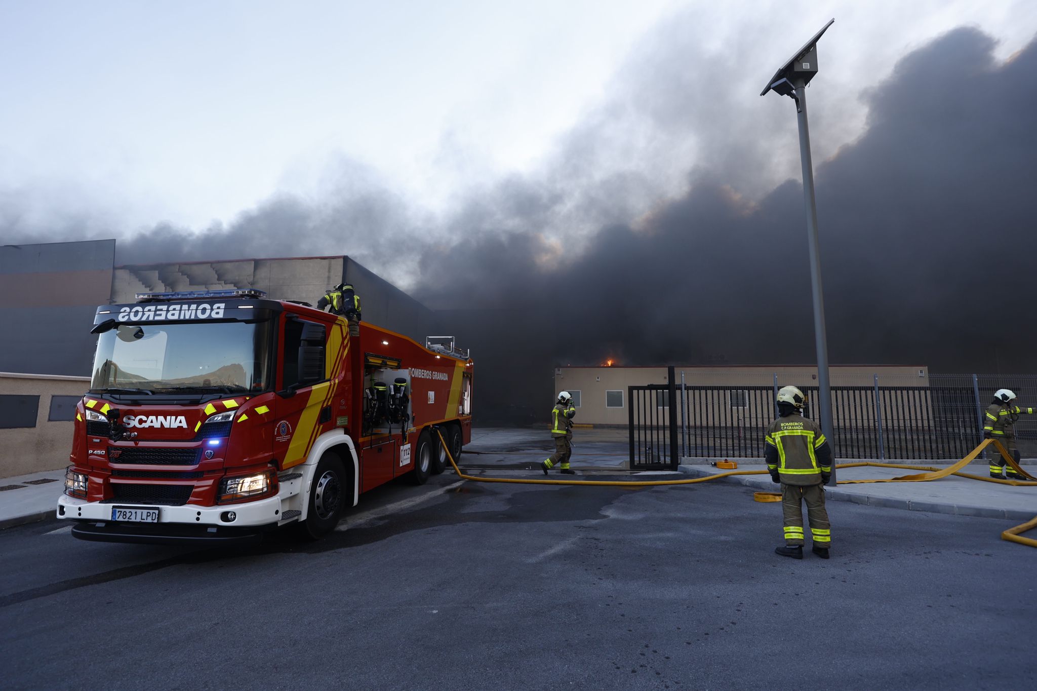 Las llamas han afectado a cuatro naves industriales