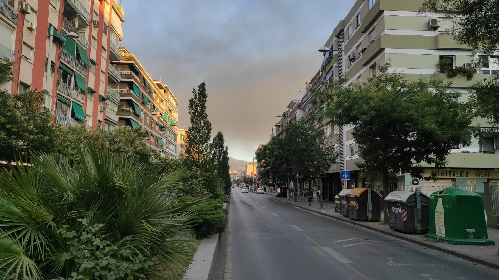 Las llamas han afectado a cuatro naves industriales