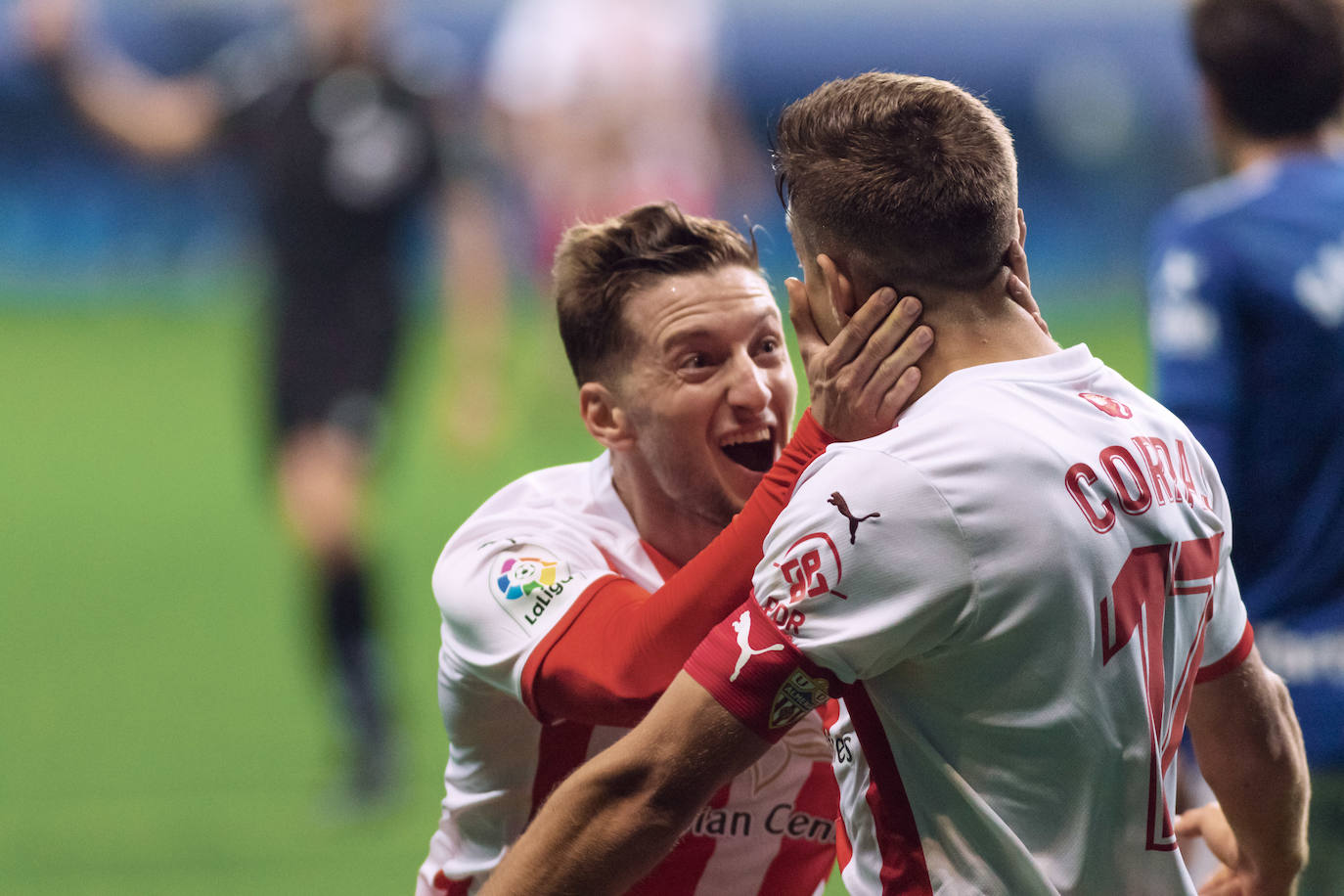 Iván Balliu felicita a José Corpas en uno de los 12 goles marcados por el ya jugador del Eibar esta temporada.