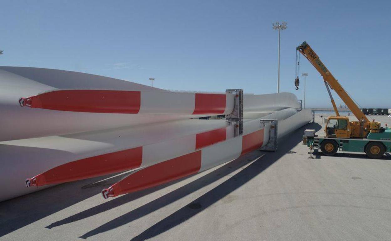 Carga de palas en el puerto de Motril.