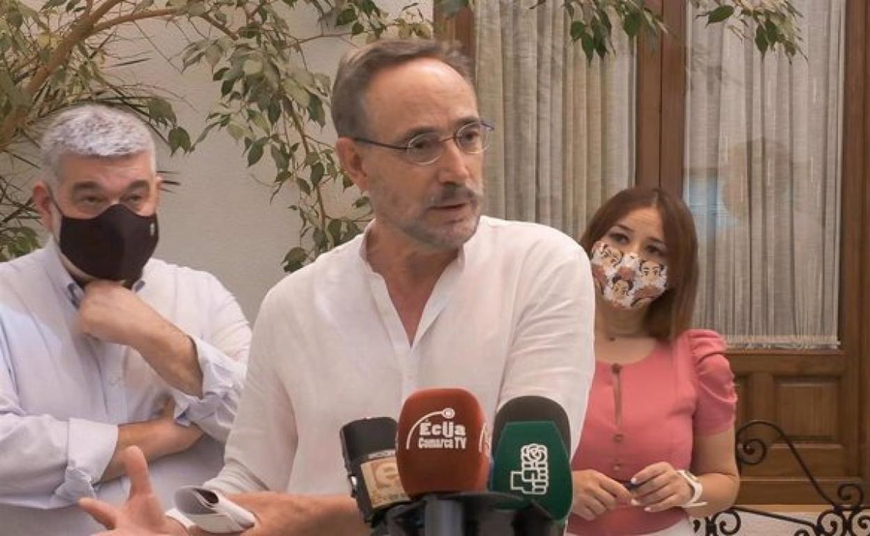 El parlamentario del PSOE-A Felipe López atiende a los medios en Écija (Sevilla) 