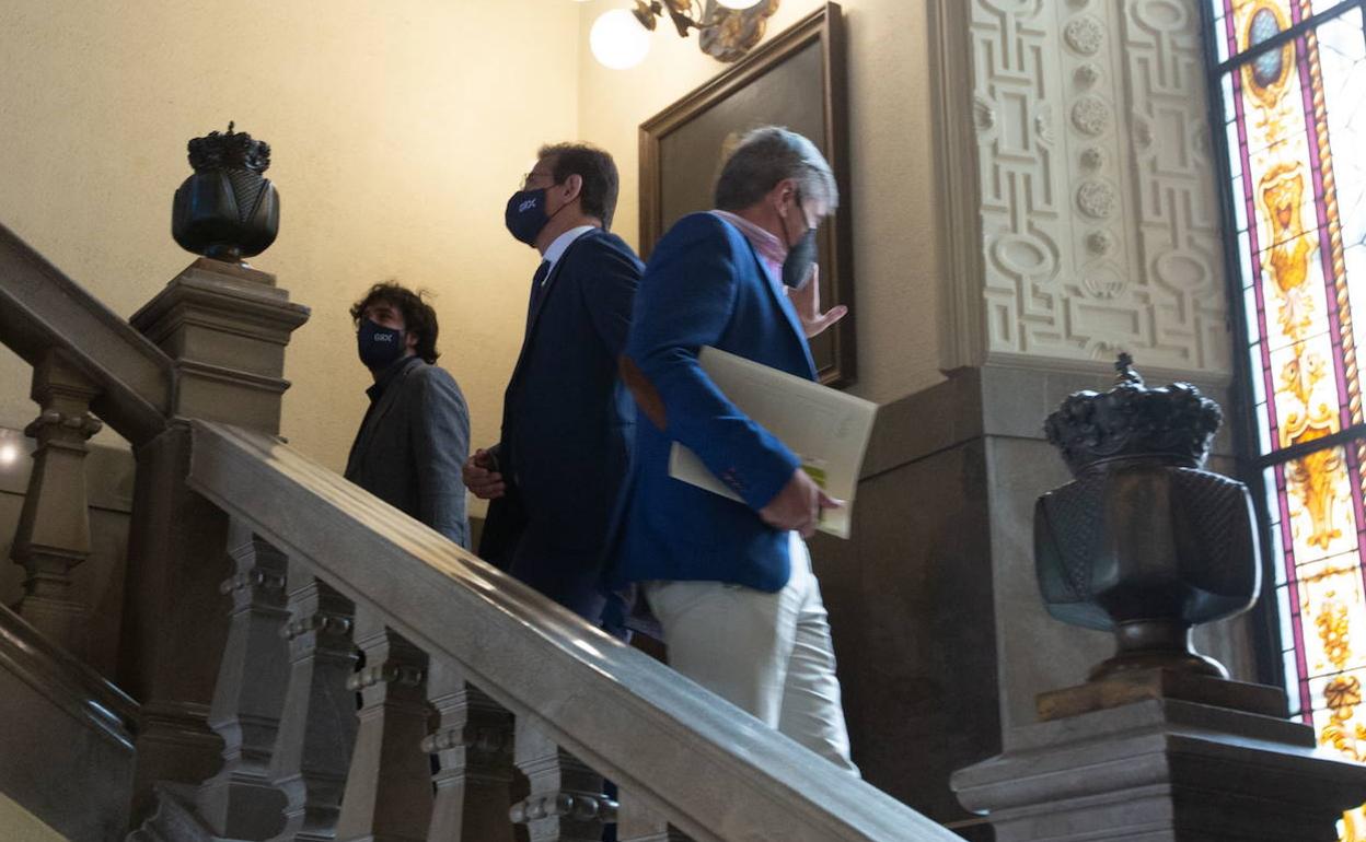 Luis Salvador (Cs) y el concejar César Díaz (Cs) se cruzan en el Ayuntamiento de Granada tras el anuncio de los populares de su intención de abandonar el gobierno de la ciudad. 