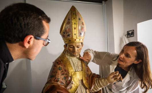 Vera muestra los detalle del cambio al párroco de Víznar. 