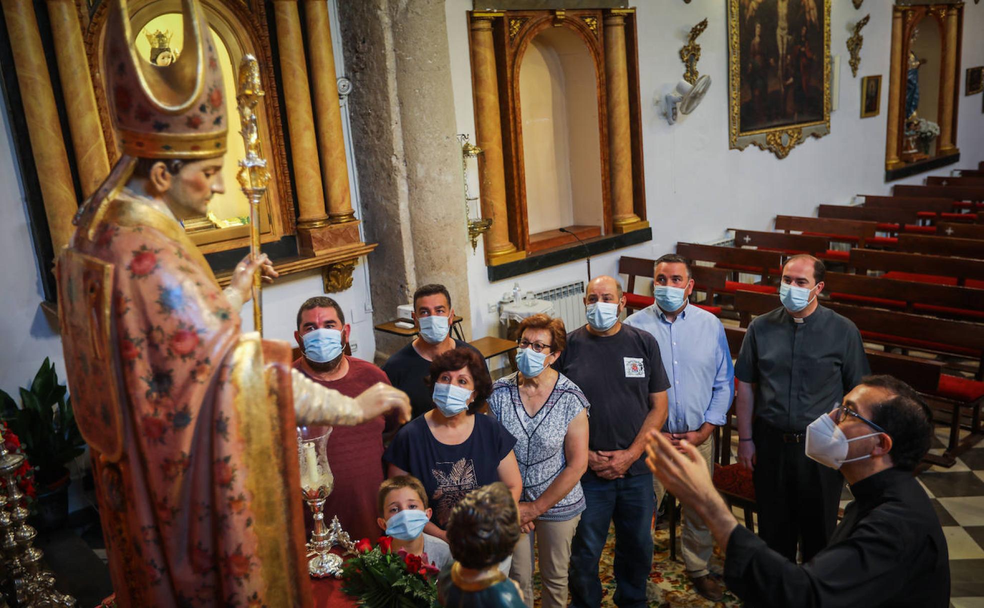 El párroco de Víznar explica a un grupo de vecinos la restauración de San Blas