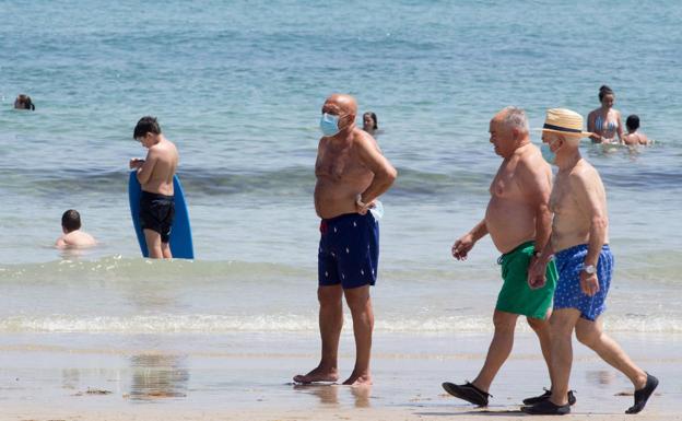 Mascarillas en playas y piscinas: un dermatólogo aclara si es necesario aplicar crema solar