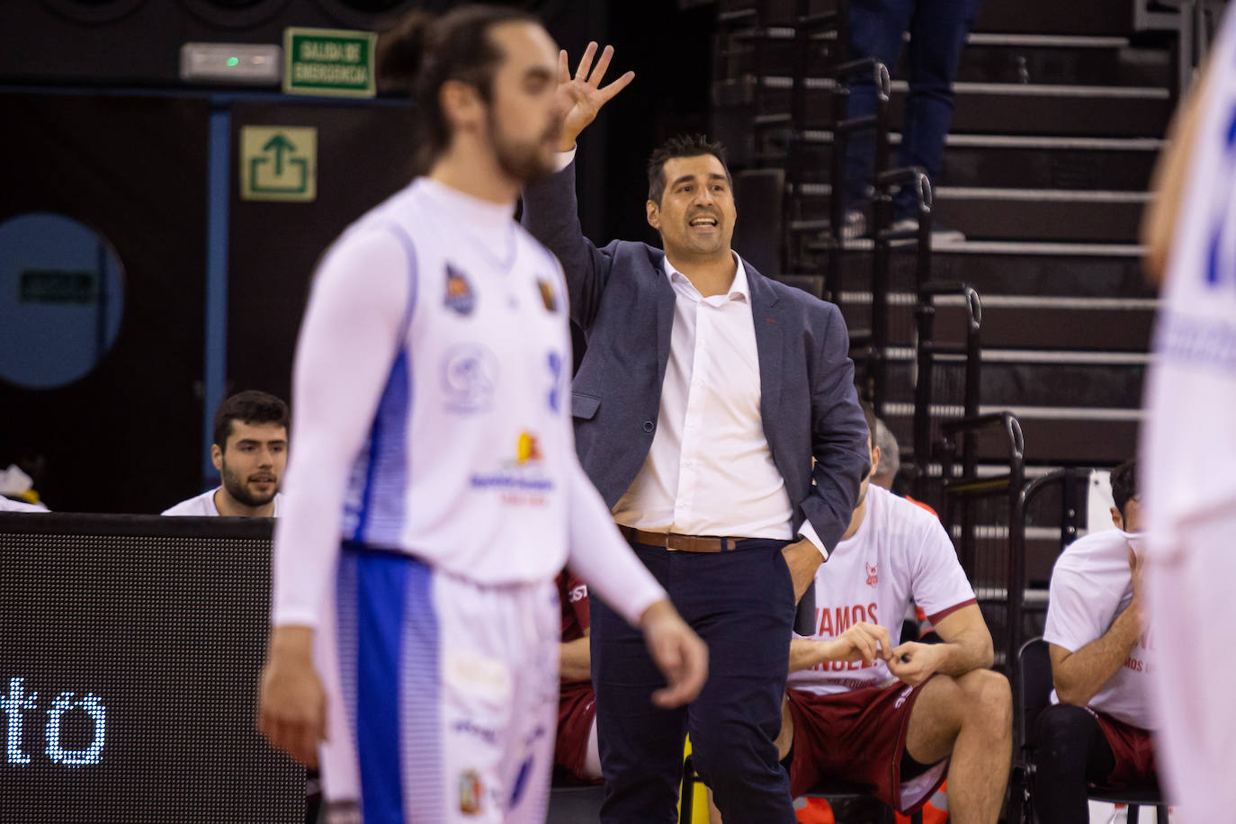 Pablo Pin da instrucciones en el banquillo del Covirán.