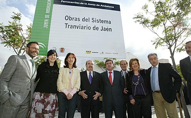 Autoridades, durante las obras del tranvía de Jaén en el año 2009. 