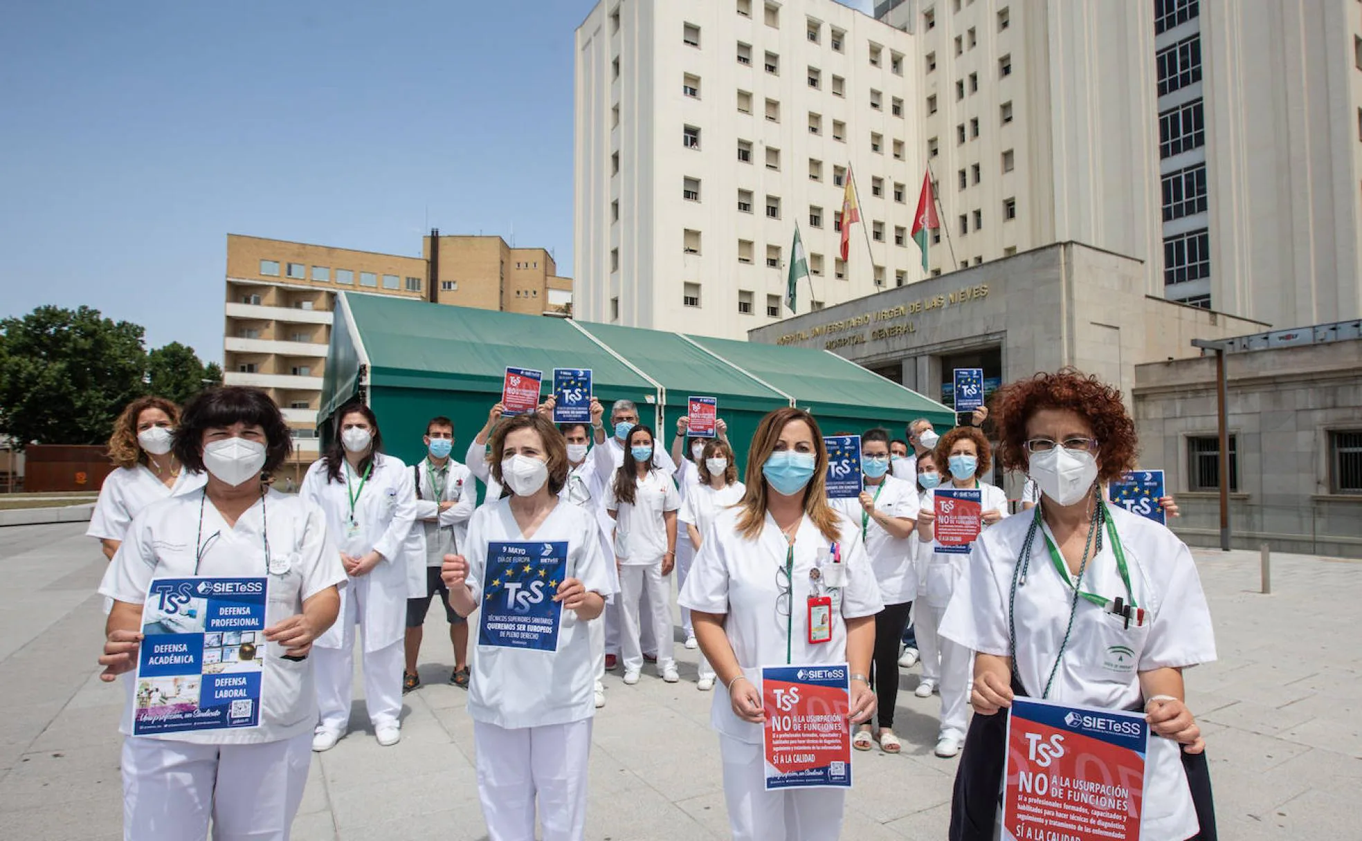 Un grupo de TSS (Técnicos Sanitarios Superiores) muestra carteles con sus reivindicaciones en la explanada del hospital Virgen de las Nieves.