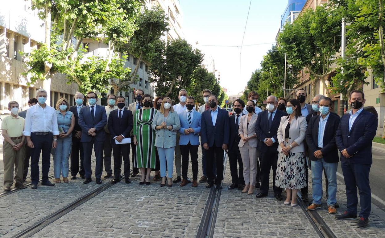 El alcalde, la consejera y demás autoridades y colectivos invitados a la firma del acuerdo por el tranvía. 