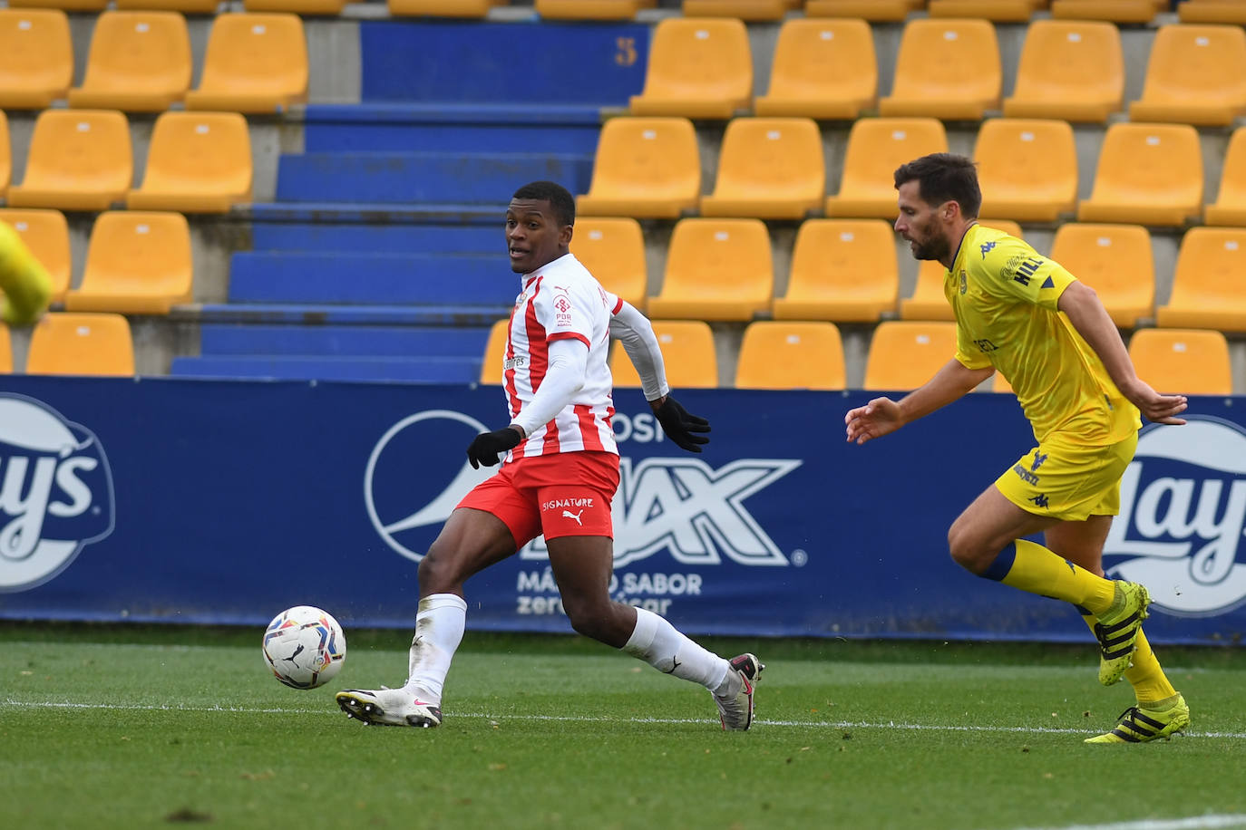 Imagen principal - Arriba, Sergio Akieme, puede que el mejor lateral zurdo de Segunda; abajo a la izquierda, Curro, con la Ponferradina, y a la derecha Samú Costa, otro atractivo activo de la UD Almería. 