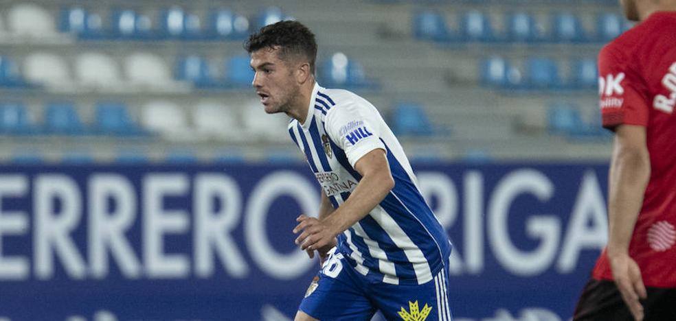 Imagen secundaria 1 - Arriba, Sergio Akieme, puede que el mejor lateral zurdo de Segunda; abajo a la izquierda, Curro, con la Ponferradina, y a la derecha Samú Costa, otro atractivo activo de la UD Almería. 