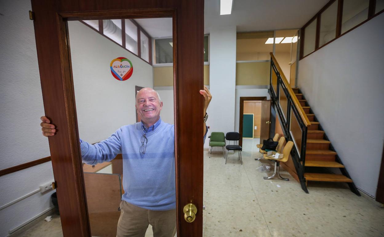 El presidente del Ateneo de Granada, Jesús Ambel, en la nueva sede de la asociación, en la calle Martín Bohórquez.