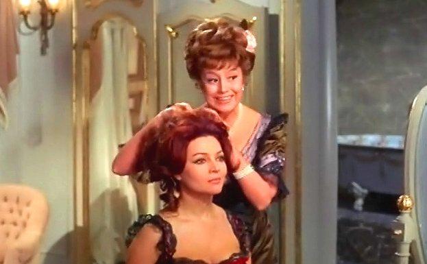 Carmen Bernardos y Sara Montiel en la película 'La mujer perdida' (1966). 