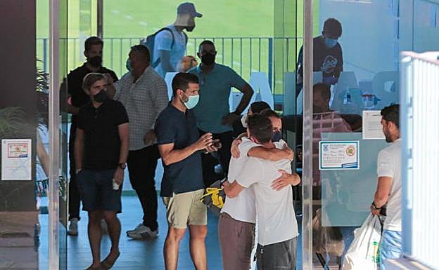 Aarón abraza a Quini, con compañeros y miembros del cuerpo técnico a su alrededor. 