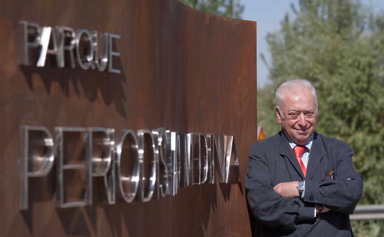 Tico posa junto a la entrada del parque que lleva su nombre.