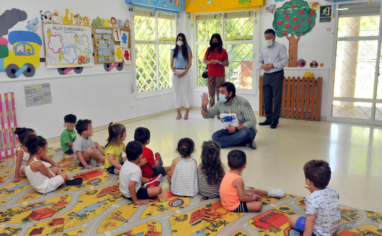 Momento de una de las lecciones impartidas a los pequeños. 