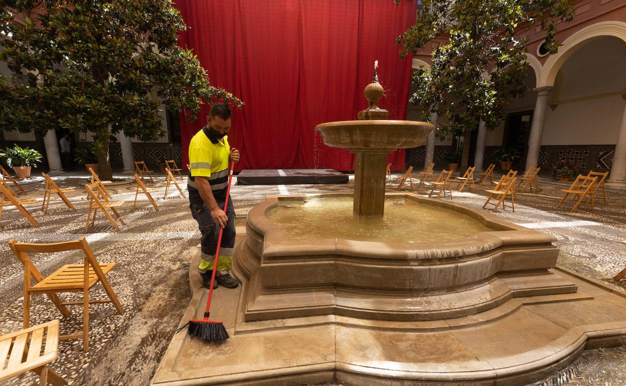 El patio del Ayuntamiento, preparado para acoger mañana a partir de las once el pleno extraordinario de investidura.