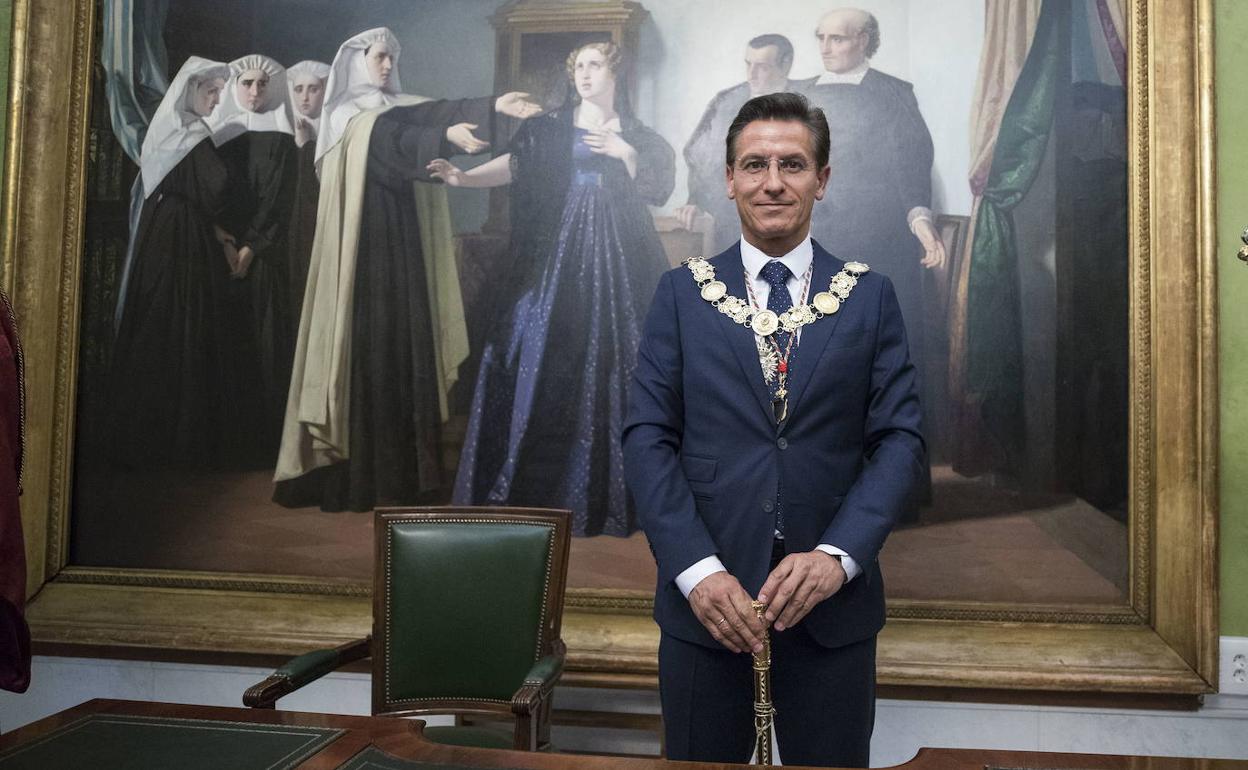 Luis Salvador, con los distintivos de la ciudad tras su investidura.