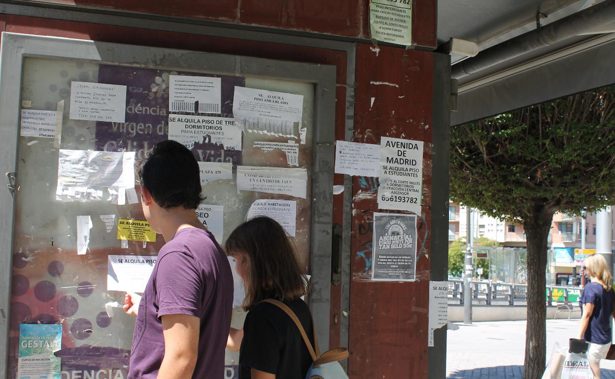 Estas estafas se suelebn cometer por internet, pero otras veces se anuncian a través de carteles en la vía pública.