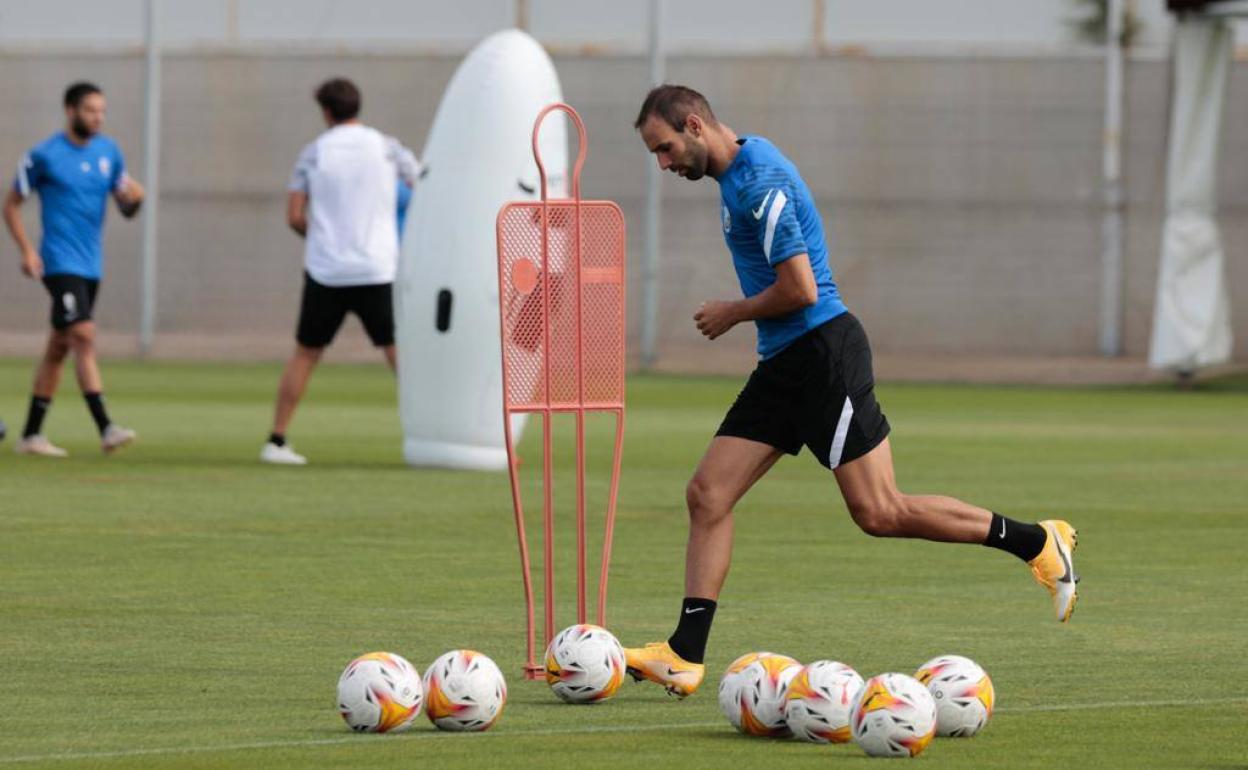 Víctor Díaz durante un ejercicio de pase. 