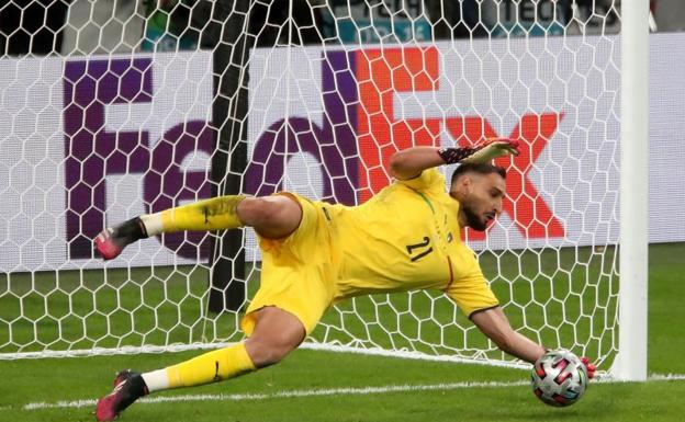 El portero italiano Gianluigi Donnarumma, en el momento que le detiene el penalti clave a Álvaro Morata. 