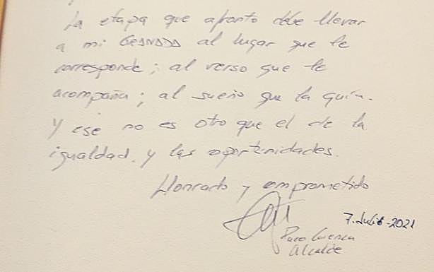 El escrito en el libro de firmas de la ciudad de Paco Cuenca tras la elección como alcalde