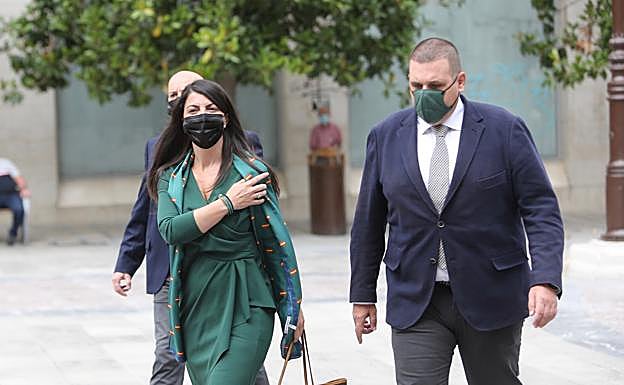 Miralles acusa al PSOE de ir al pleno «con un embarazo de mellizos: Luis Salvador y José Antonio Huertas»