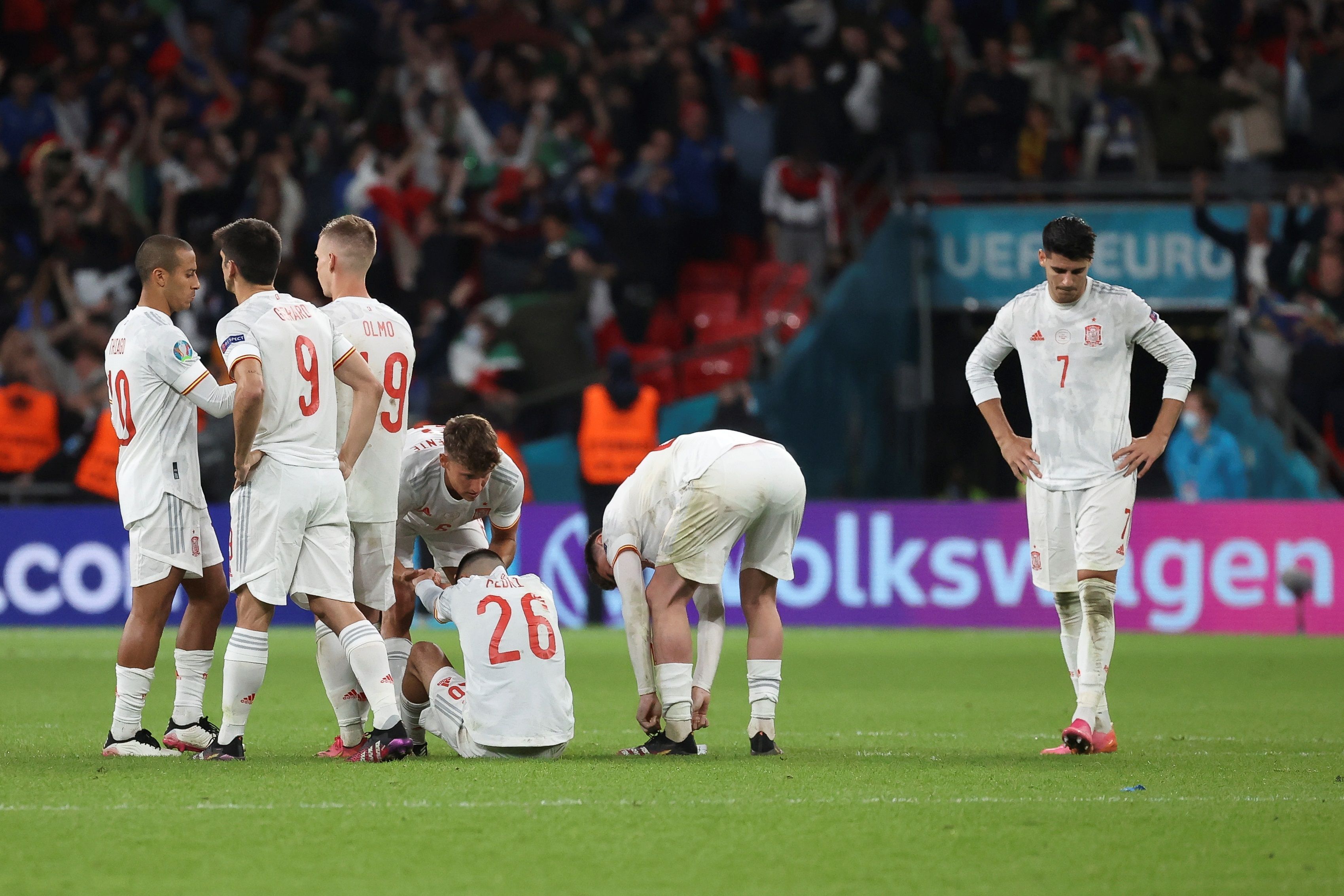 Los jugadores de la selección se lamentan tras la derrota. 