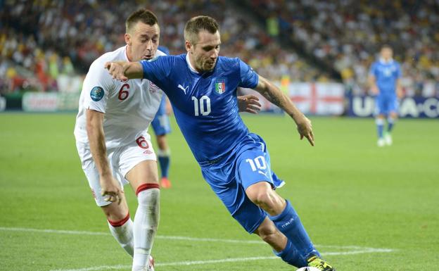 Antonio Cassano conduce el balón ante John Terry en un Inglaterra-Italia. 