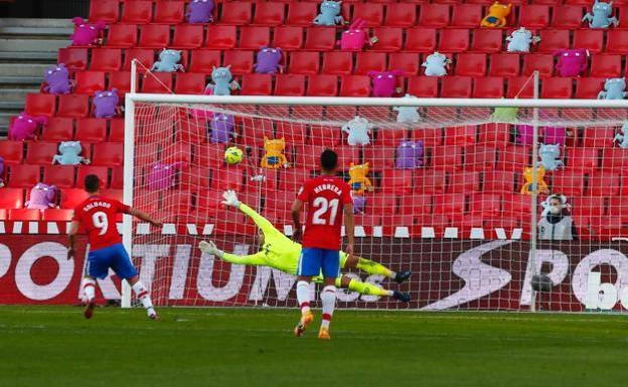 Momento en el que Roberto Soldado transforma el penalti que adelantó al Granada ante el Betis. 
