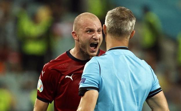 Björn Kuipers, de espaldas, recibe las protestas de un jugador checo en esta Eurocopa. 