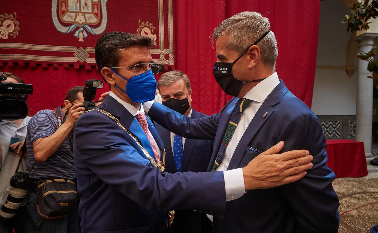 Paco Cuenca y César Díaz durante el pleno de investidura. 