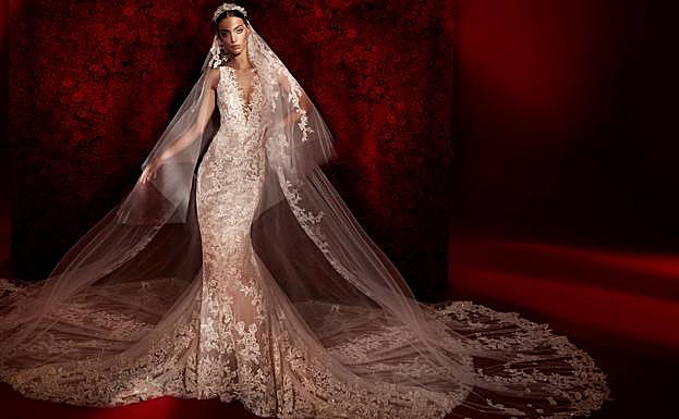 Imagen principal - Modelos de la colección Atelier Pronovias 2022. 