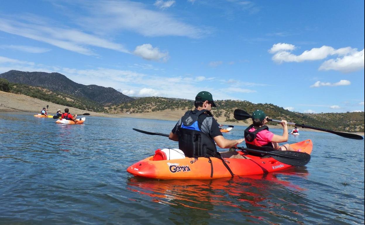 Las piraguas es una de las actividades que se realiza también con los niños.