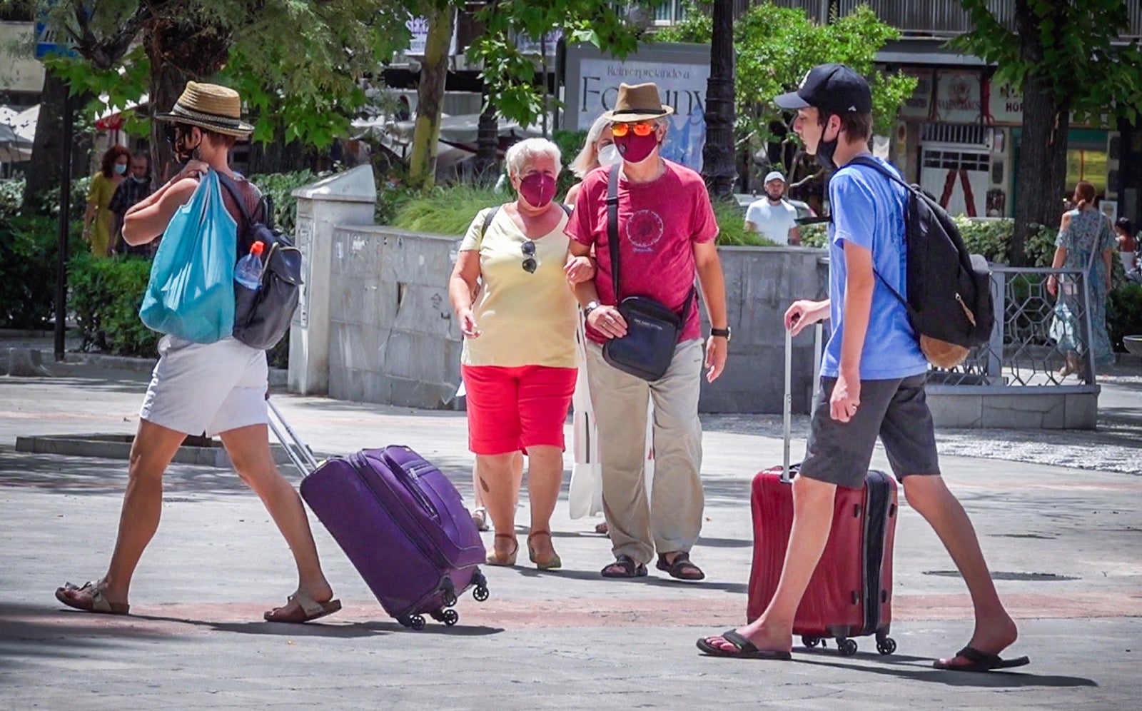 Con los termómetros disparados, las calles se convierten en un desierto y parques y río, en oasis.