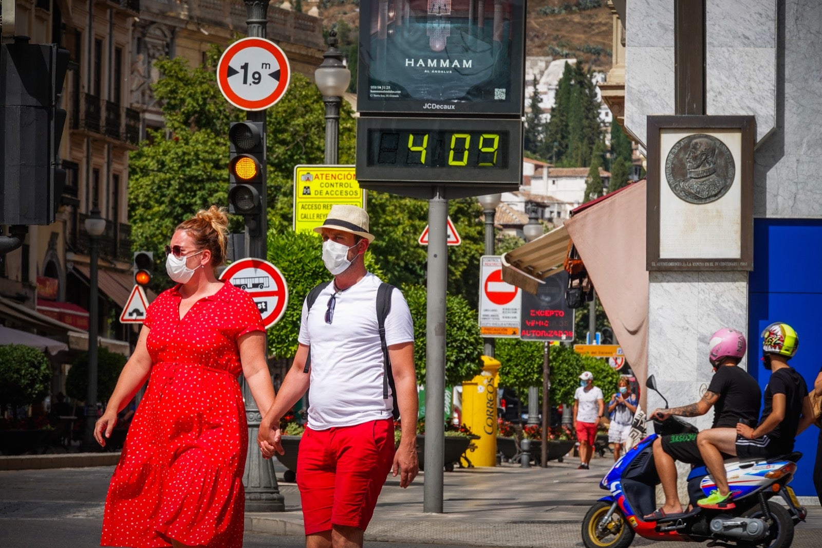 Con los termómetros disparados, las calles se convierten en un desierto y parques y río, en oasis.