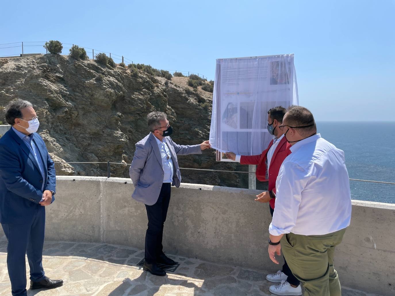 El delegado deTurismo de la Junta, el alcalde de Torrenueva Costa y el diputado provincial Manuel Guirado. 