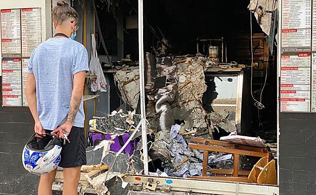 Una explosión de gas y el posterior incendio destruyen el local de una pizzería de Granada