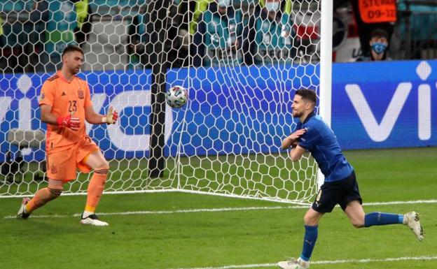 Jorginho celebra el penaltil que transformó ante España y le dio el pase a la final a Italia. 