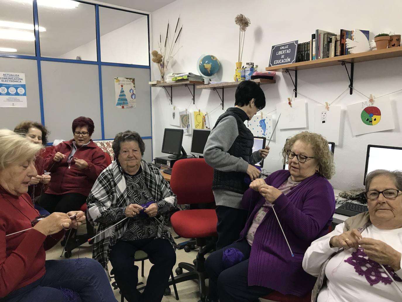 Mujeres de Alsodux, en un taller de punto. 