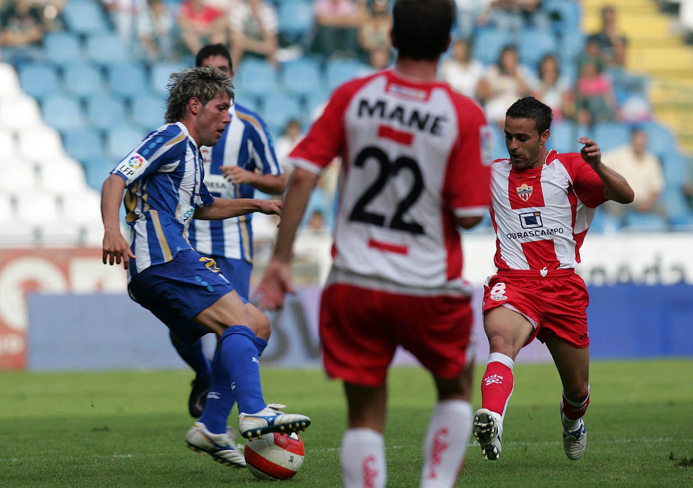 Imagen secundaria 1 - Arriba, Acasiete defiende el balón: Abajo izda., Cristian tiene el balón, perseguido por Crusat. Abajo drcha., Soriano encima a Guardado. 