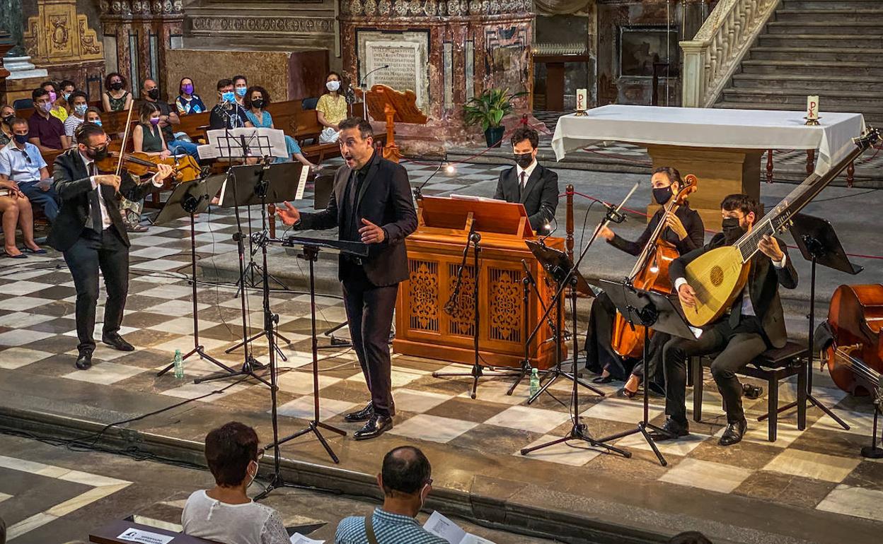 Carlos Mena canta una de las obras, acompañado por Concerto 1700, en la mañana de ayer domingo en San Jerónimo.