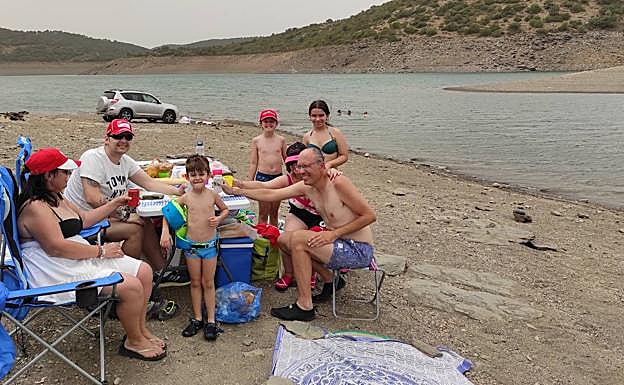 Brindando en familia y contra el calor en la playa de interior del embalse del Rumblar en Baños de la Encina. 