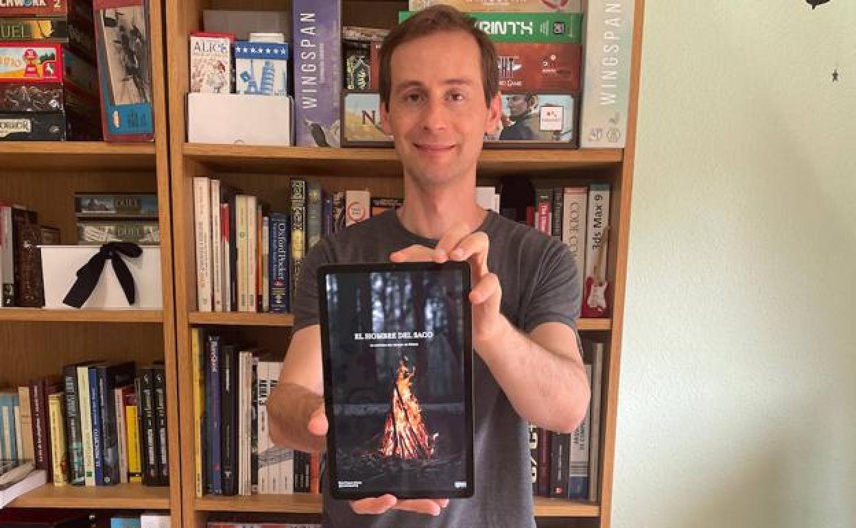 Pablo López, informático natural de Guadix, muestra la portada del manual de 'El Hombre del Saco'. 